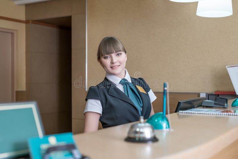 Дружелюбный работник гостиницы представляя за приемом стоковое фото rf Дружелюбный работник гостиницы представляя за приемом стоковое фото rf