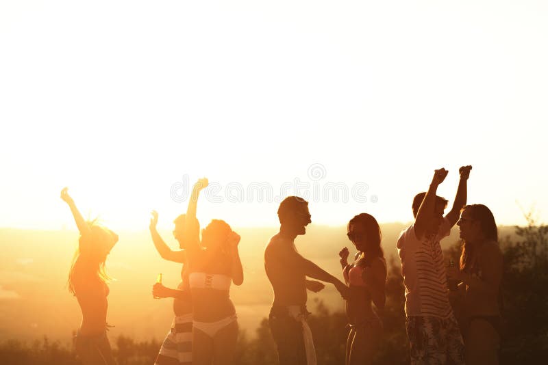 Друзья partying во время летних каникулов стоковые изображения Друзья partying во время летних каникулов стоковые изображения