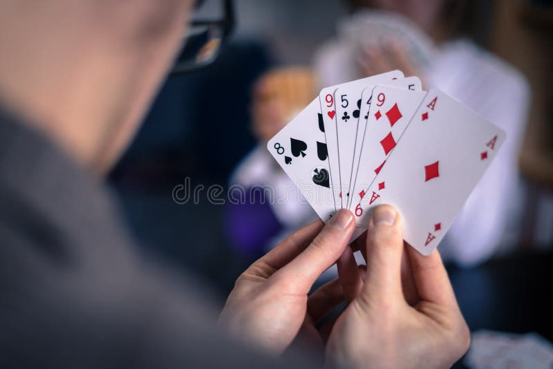 Карты игральные люди играют самый большой казино