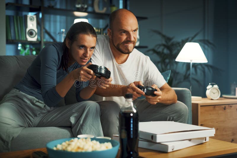 друзья играют в видео игры вместе стоковое изображение