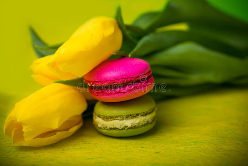 еда macaroons с предпосылкой тюльпанов желтой для валентинок будет матерью дня пасхи женщины с влюбленностью стоковое изображение rf