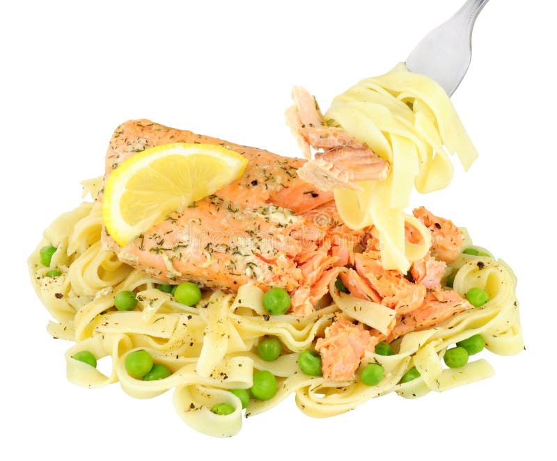 Еда семг и макаронных изделий Tagliatelle изолированная на белизне стоковые фото Еда семг и макаронных изделий Tagliatelle изолированная на белизне стоковые фото