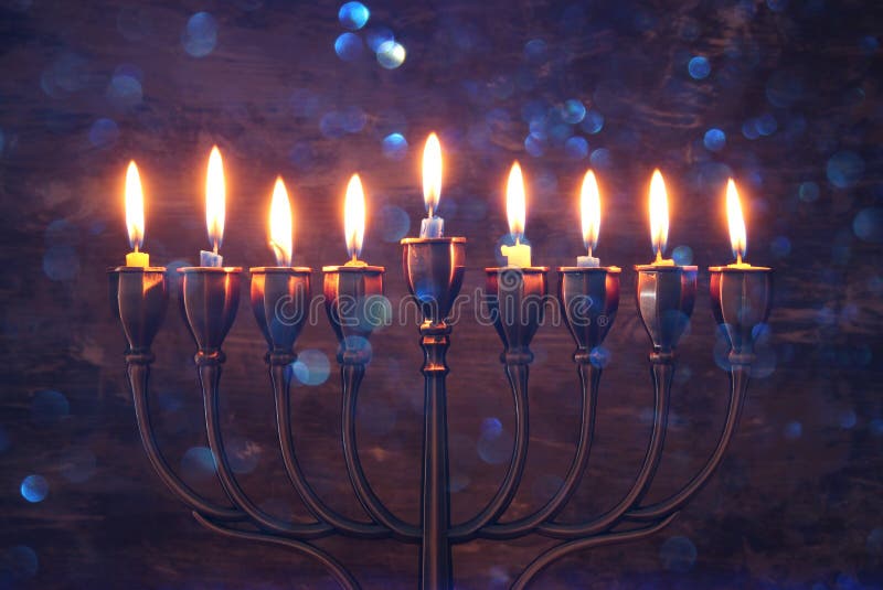 еврейская предпосылка Хануки праздника с menorah & x28; традиционное candelabra& x29; и горя свечи еврейская предпосылка Хануки праздника с menorah & x28; традиционное candelabra& x29; и горя свечи