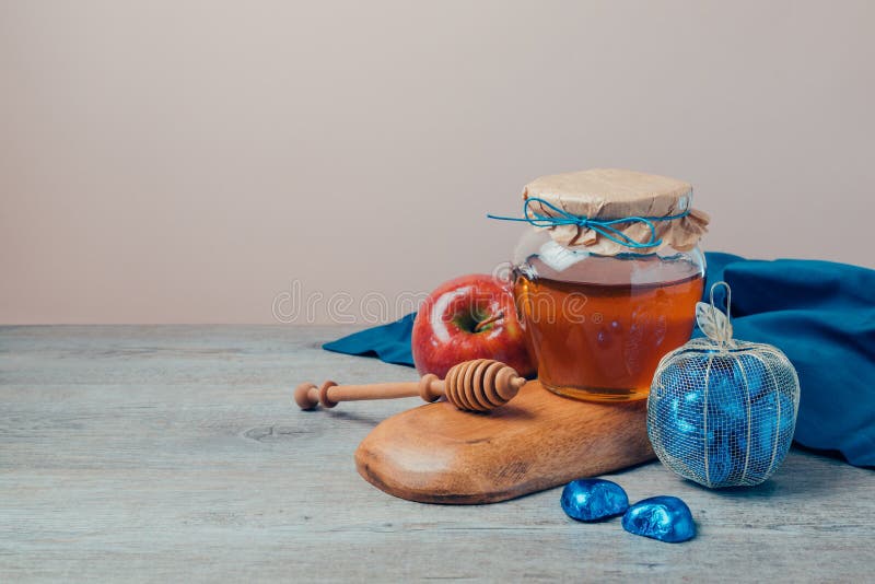 Еврейский натюрморт Rosh Hashana праздника с опарником меда и коробкой шоколада стоковая фотография rf Еврейский натюрморт Rosh Hashana праздника с опарником меда и коробкой шоколада стоковая фотография rf