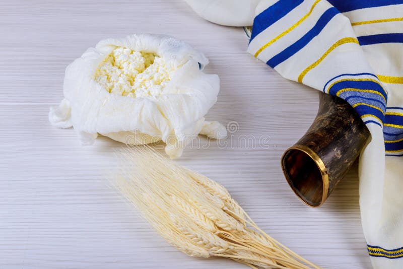 Еврейский сыр праздника, пшеничное поле молочных продучтов на деревянной предпосылке Концепция Shavuot над взглядом стоковые фото Еврейский сыр праздника, пшеничное поле молочных продучтов на деревянной предпосылке Концепция Shavuot над взглядом стоковые фото