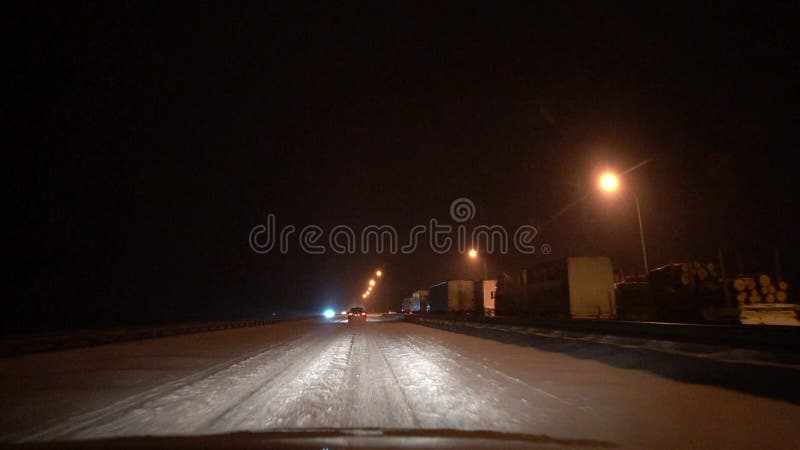 Европа февраль 2021 Киев, Украина : Грузовики стоят на шоссе при въезде в город. Снегопады парализовали движение. Плохой