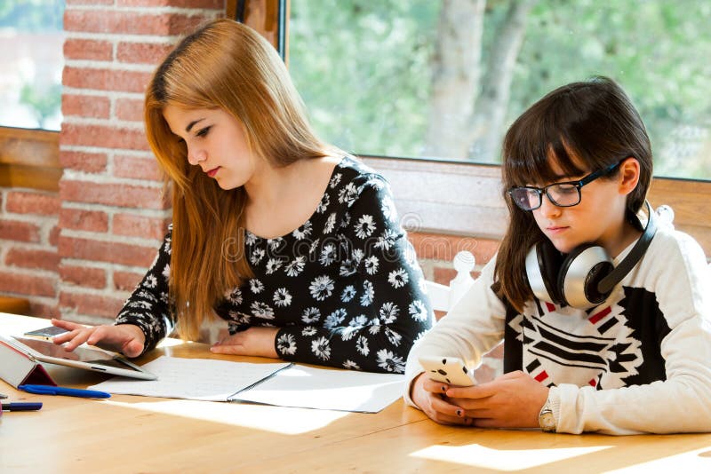 2 девушки концентрируя с schoolwork. стоковые изображения rf 2 девушки концентрируя с schoolwork. стоковые изображения rf