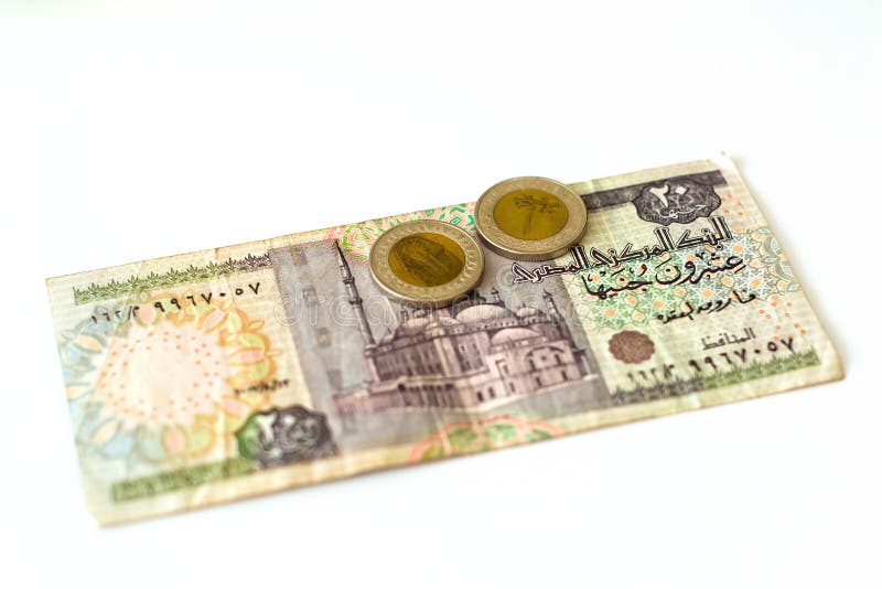 Египетские фунты, монетки в опарнике, изолированном на белой ...
