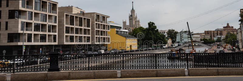 Ежедневная жизнь современного города Взгляд от моста к дороге вдоль портового района, который управляет много автомобилями Констр стоковое изображение rf Ежедневная жизнь современного города Взгляд от моста к дороге вдоль портового района, который управляет много автомобилями Констр стоковое изображение rf