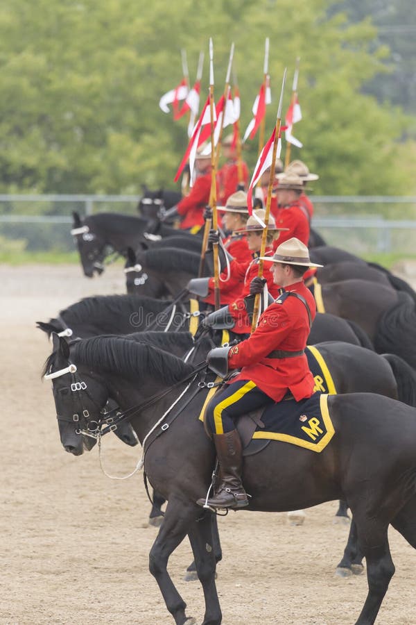 Езда в Ancaster, Онтарио RCMP музыкальная. Наше гордое RCMP выполняя их музыкальное представление на ярмарочных площадях Ancaster на дороге троицы 630 в Ancaster, Онтарио езды 23-его сентября 2016