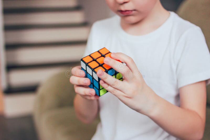 Екатеринбург, Россия - 1-ое марта 2019 Портрет урожая мальчика с кубом Rubik дома близким вверх стоковые изображения rf Екатеринбург, Россия - 1-ое марта 2019 Портрет урожая мальчика с кубом Rubik дома близким вверх стоковые изображения rf