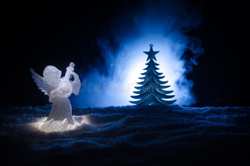 Ель диаграммы и стекла xmas Анджела рождества стеклянная, рождественская елка, docorative элементы на темной предпосылке рождеств стоковая фотография rf