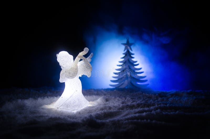 Ель диаграммы и стекла xmas Анджела рождества стеклянная, рождественская елка, docorative элементы на темной предпосылке рождеств стоковое изображение rf