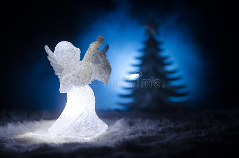 Ель диаграммы и стекла xmas Анджела рождества стеклянная, рождественская елка, docorative элементы на темной предпосылке рождеств стоковые изображения rf