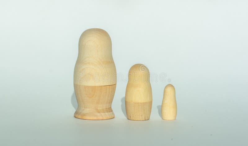 3 деревянных покрашенных куклы matryoshka на предпосылке серого цвета градиента стоковые изображения rf 3 деревянных покрашенных куклы matryoshka на предпосылке серого цвета градиента стоковые изображения rf