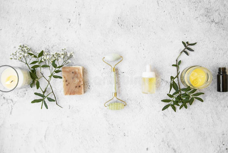 Естественные органические продукты skincare на конкретной предпосылке, взгляде сверху, зеленом естественном skincare и заботе кра стоковое фото rf