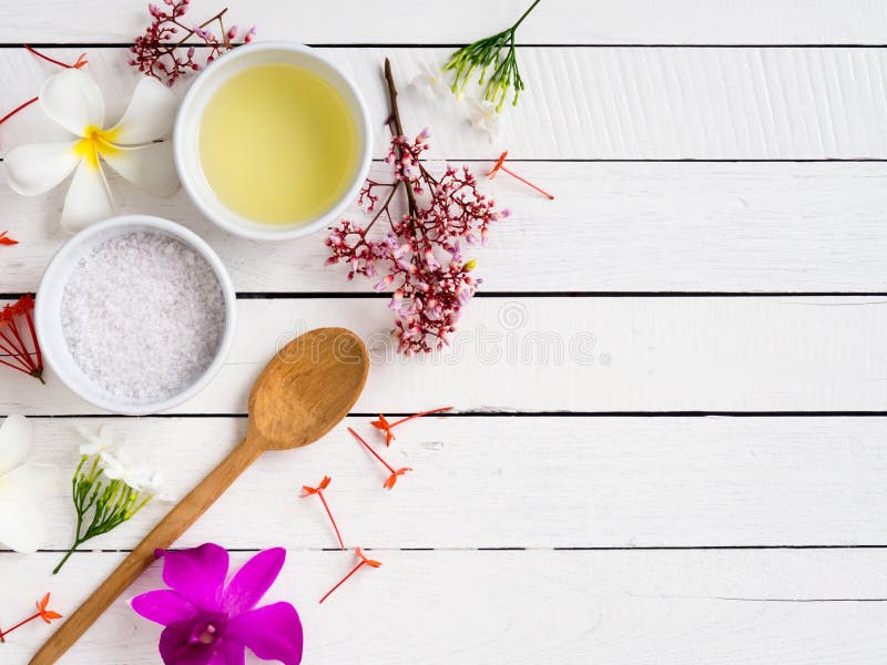 Естественные продукты skincare, масло ароматности с тропическим цветком стоковая фотография rf
