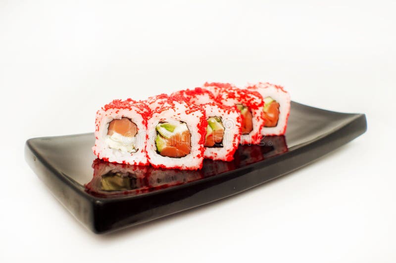 летание рыб огурца сыра cream внутри maki вне козуль philadelphia красных свертывает salmon курят шримсом, котор tobiko суш стоковые изображения rf летание рыб огурца сыра cream внутри maki вне козуль philadelphia красных свертывает salmon курят шримсом, котор tobiko суш стоковые изображения rf