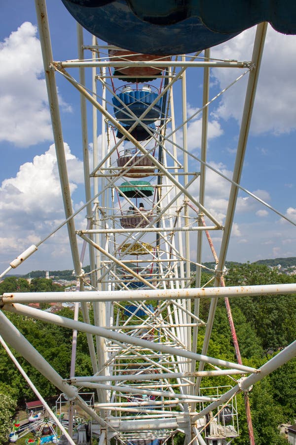 Ехать колесо Ferris, сидя на ездах и закрутке колеса Ferris в круге стоковая фотография Ехать колесо Ferris, сидя на ездах и закрутке колеса Ferris в круге стоковая фотография