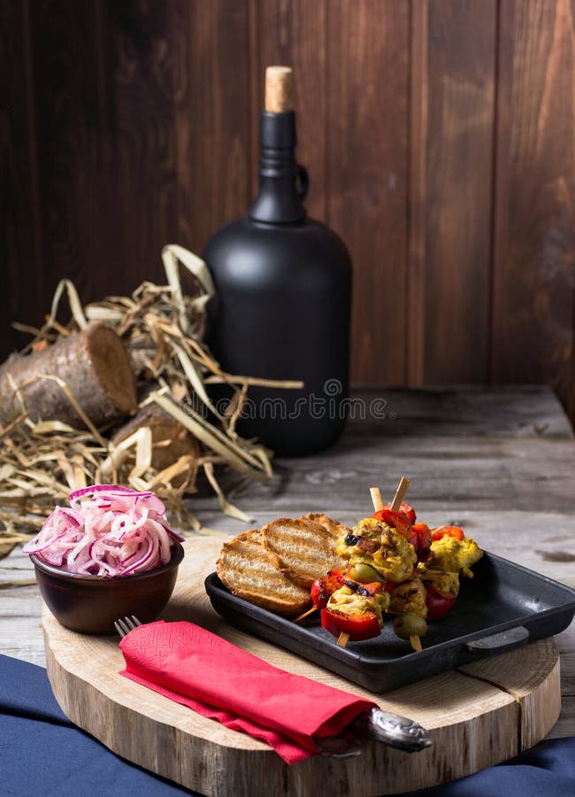 Жареная курица и овощи в лотке Романтичный обедающий в доме сельской местности Предпосылка меню для кафа и ресторана место стоковые фотографии rf Жареная курица и овощи в лотке Романтичный обедающий в доме сельской местности Предпосылка меню для кафа и ресторана место стоковые фотографии rf