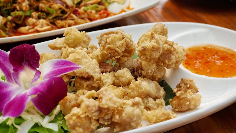 Жареная курица и окуная соус на белой плите стоковое изображение rf Жареная курица и окуная соус на белой плите стоковое изображение rf