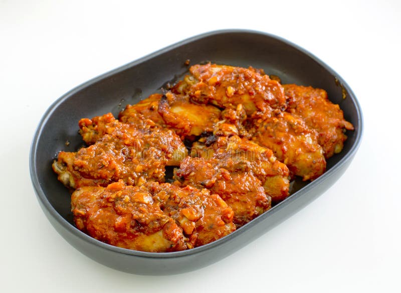 Жареная курица Новый Орлеан сладостный и пряный изолированные на задней части белизны стоковые изображения rf Жареная курица Новый Орлеан сладостный и пряный изолированные на задней части белизны стоковые изображения rf