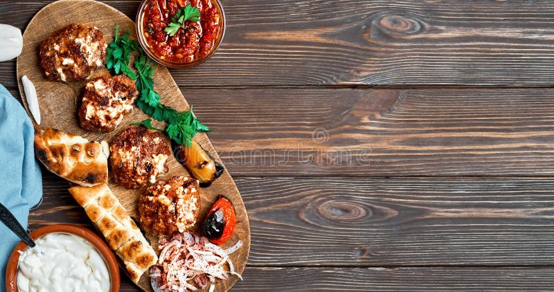 Жареное мясо.. Kofte шаров или котлет мяса говядины из турции и ягненка с сыром и специями. На деревянном диске с зажаренный стоковое изображение rf