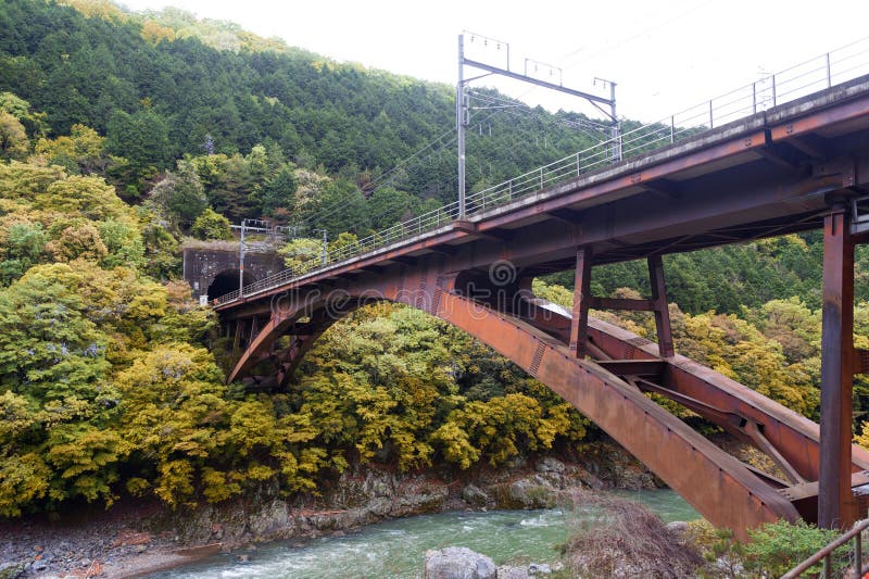 Железный железнодорожный мост над рекой Hozu в Arashiyama, Японии стоковые фотографии rf