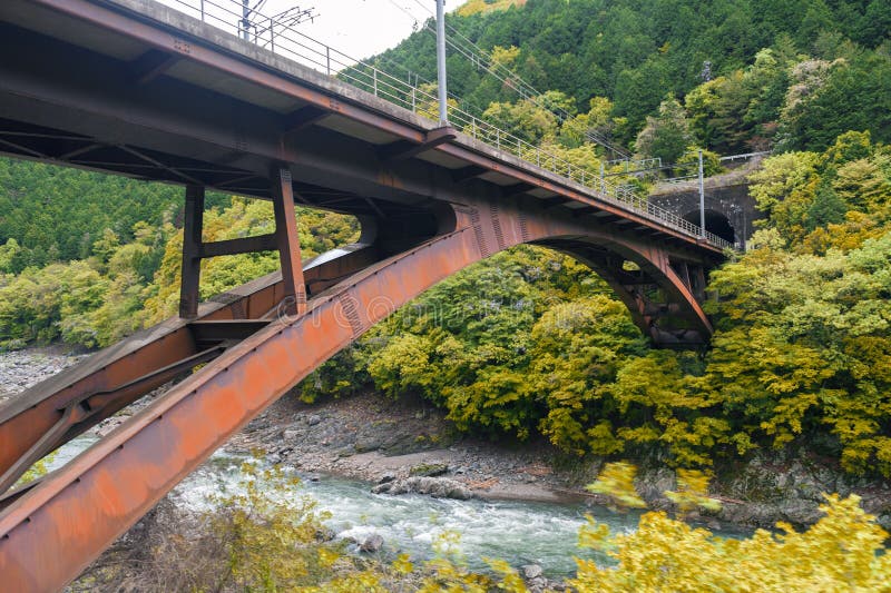 Железный железнодорожный мост над рекой Hozu в Arashiyama, Японии стоковое фото rf