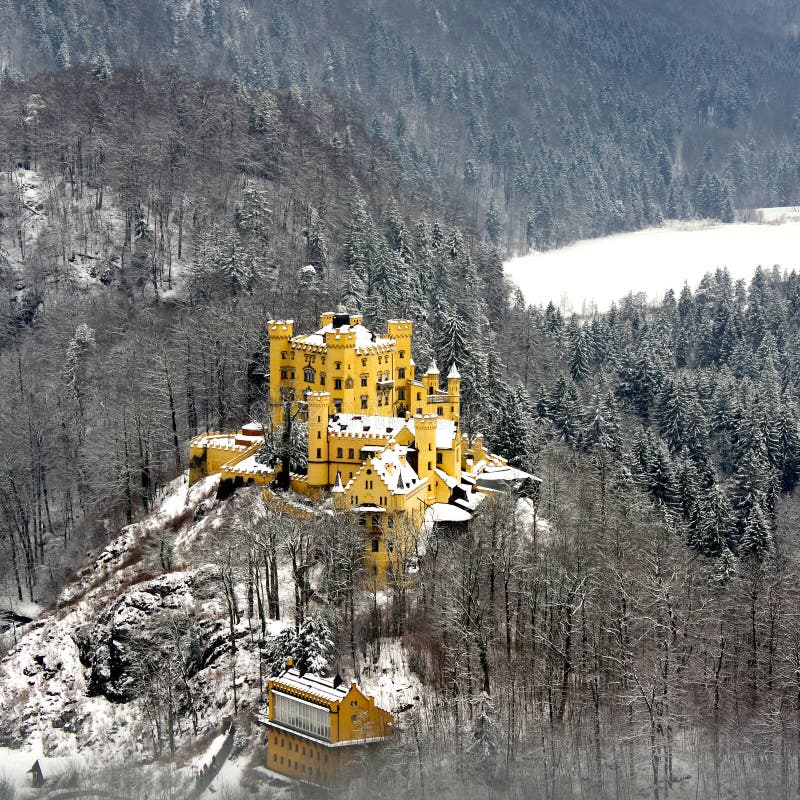 Желтый замок в замке Hohenschwangau снега в Fussen Германии Европе стоковая фотография rf Желтый замок в замке Hohenschwangau снега в Fussen Германии Европе стоковая фотография rf