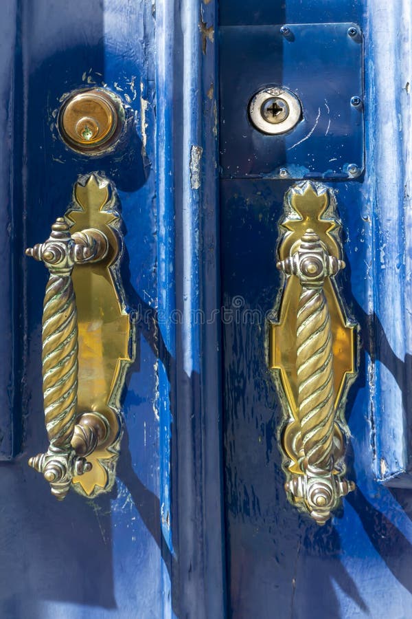 железная дверь стучится в синюю деревянную дверь