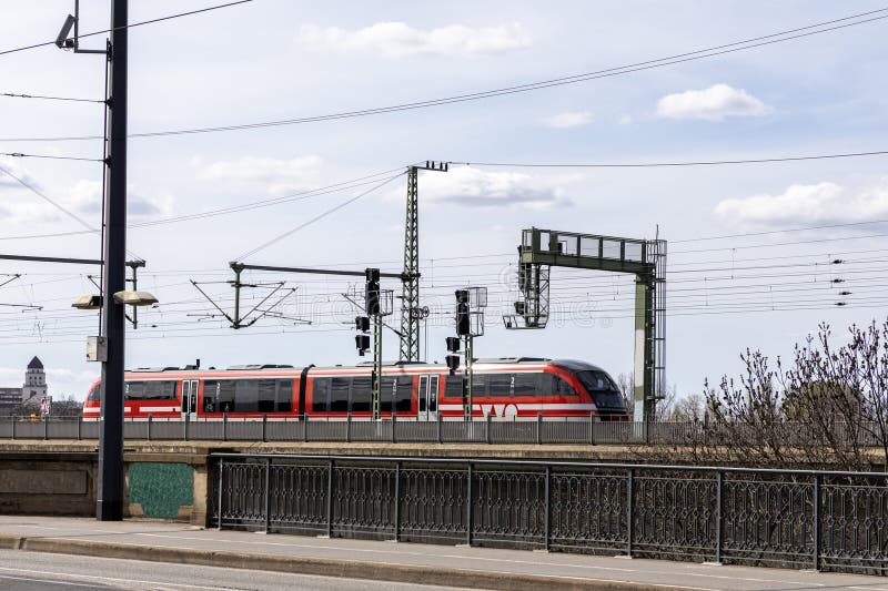 Железнодорожный мост и скоростной поезд через реку Эльба Дрезден Германия стоковая фотография