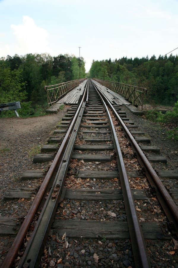 Железнодорожный путь на историческом железном железнодорожном мосту - Пилховице-Лейк - Нижняя Силезия, Польша стоковое фото rf