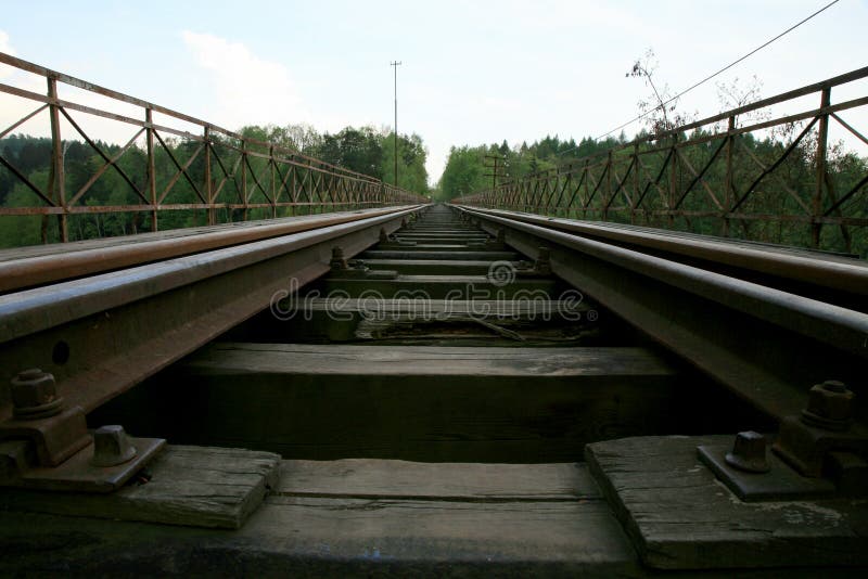 Железнодорожный путь на историческом железном железнодорожном мосту - Пилховице-Лейк - Нижняя Силезия, Польша стоковые фото