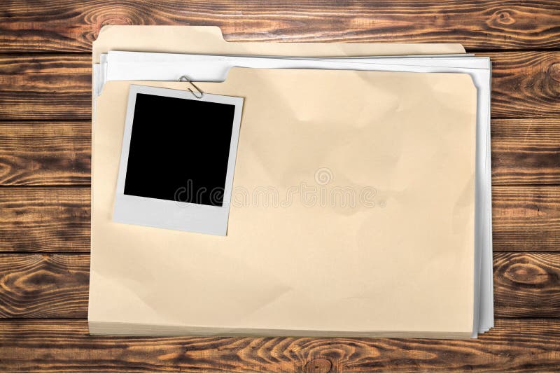 Желтая папка файла на деревянной предпосылке