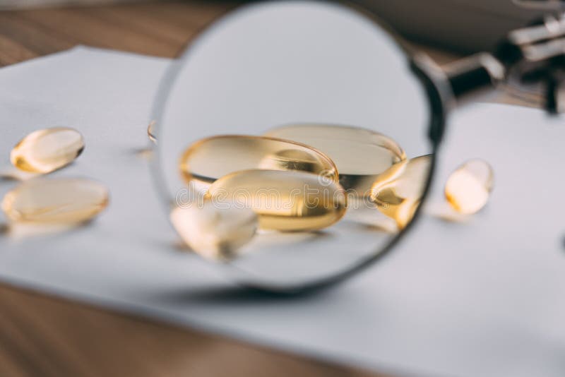 Желтая прозрачная omega 3 капсулы стоковые изображения