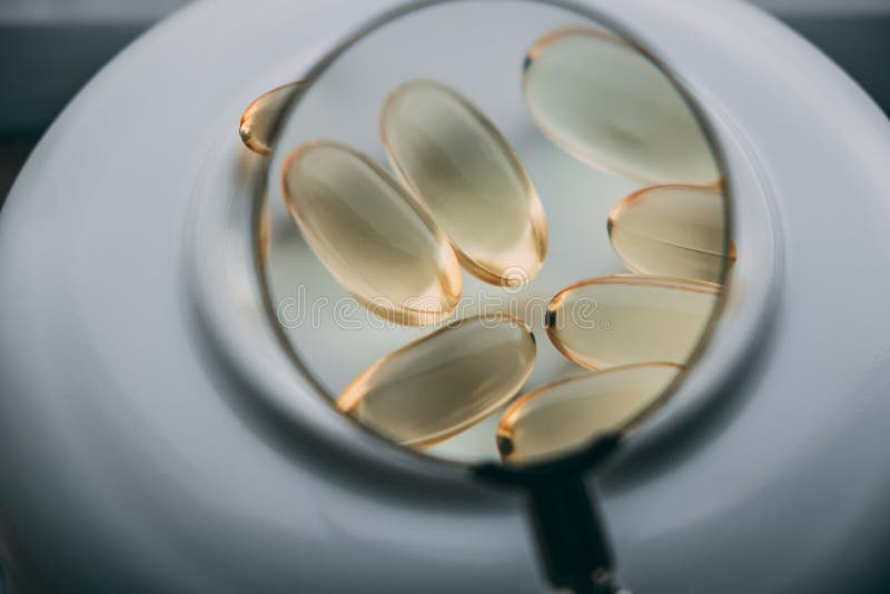 Желтые прозрачные капсулы omega 3 стоковые изображения