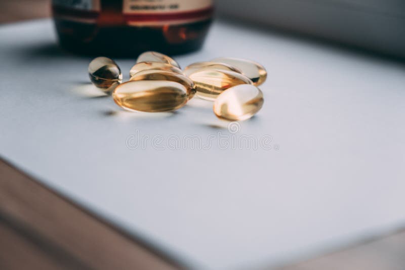 Желтые прозрачные капсулы omega 3 стоковое фото