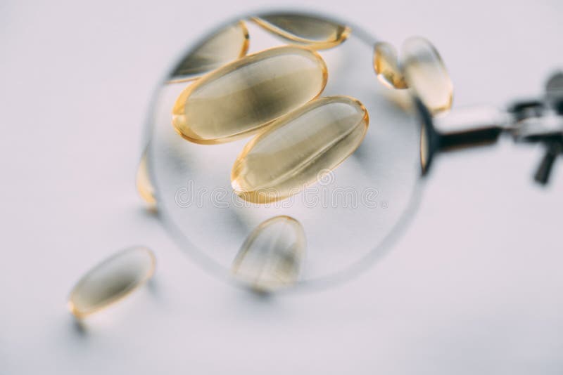 Желтые прозрачные капсулы omega 3 стоковая фотография