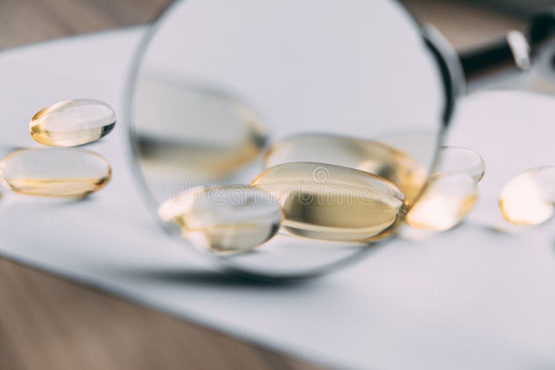 Желтые прозрачные капсулы omega 3 стоковые фотографии rf