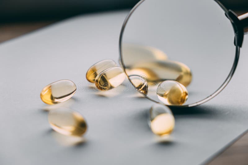 Желтые прозрачные капсулы omega 3 стоковое фото rf
