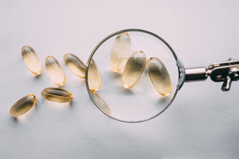 Желтые прозрачные капсулы omega 3 стоковая фотография