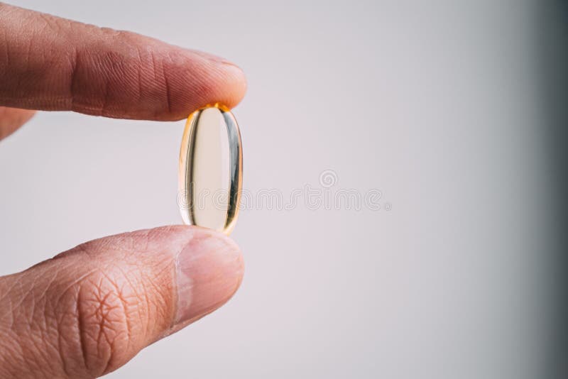 Желтые прозрачные капсулы omega 3 стоковое изображение rf