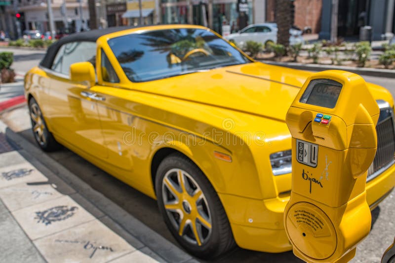 Желтый Rolls Royce припаркованный в приводе родео в Беверли-Хиллз стоковое изображение