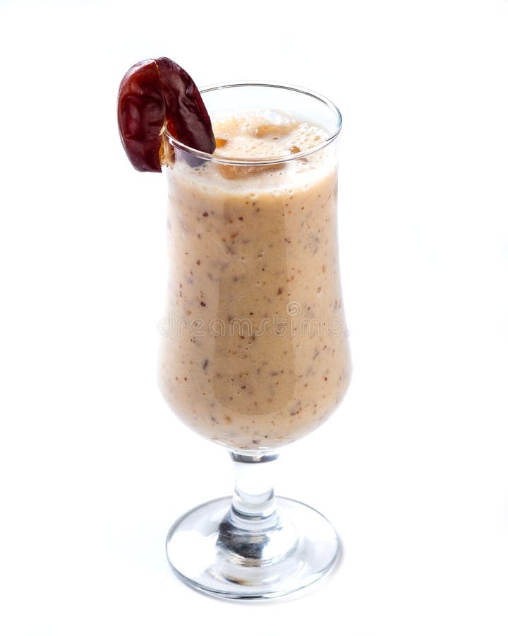 Желтый smoothie даты в стекле украшенном с датами на изолированной белой предпосылке стоковое изображение rf Желтый smoothie даты в стекле украшенном с датами на изолированной белой предпосылке стоковое изображение rf