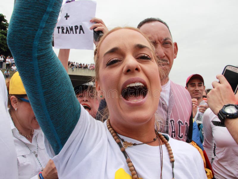 Жена Lilian Tintori заключенного в тюрьму венесуэльского лидера оппозиции Leopoldo Lopez стоковые фото Жена Lilian Tintori заключенного в тюрьму венесуэльского лидера оппозиции Leopoldo Lopez стоковые фото