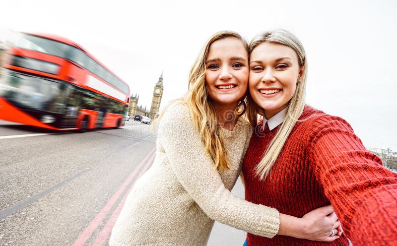 Женская концепция дружбы с парой девочек, употребляющих selfie на свежем воздухе в отношения любви lgbtq Лондона подлинного стоковое фото