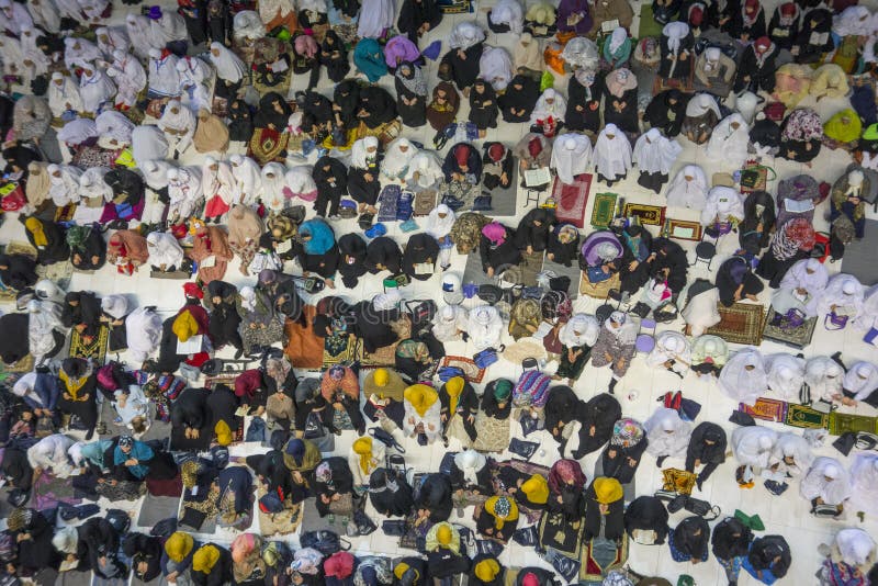 Женские мусульманские женщины ждут вечерние молитвы смотря на Kaabah в Makkah, королевстве Саудовской Аравии стоковые фото Женские мусульманские женщины ждут вечерние молитвы смотря на Kaabah в Makkah, королевстве Саудовской Аравии стоковые фото