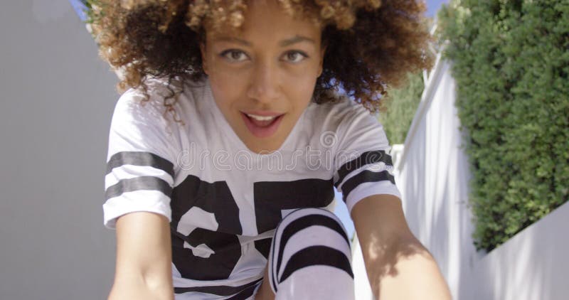 Женские прогулки на тротуаре акции видеоматериалы