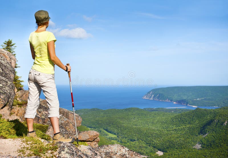 Женский hiker на горе Franey стоковые изображения